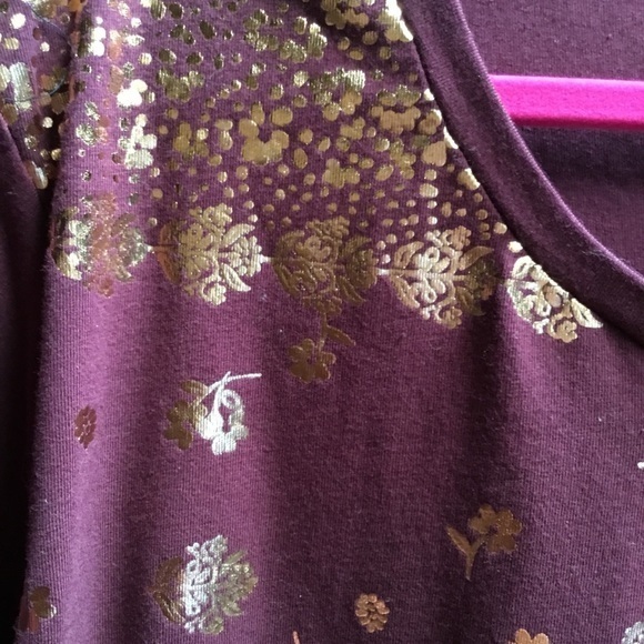 Tommy Hilfiger t-shirt with gold “foil” design. - Picture 2 of 5